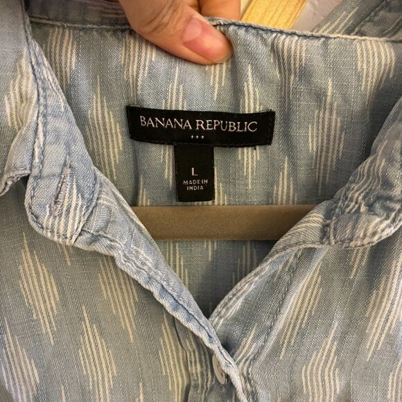 Banana Republic Top Button Down Light Blue Large Sleeveless Collar - Picture 3 of 5